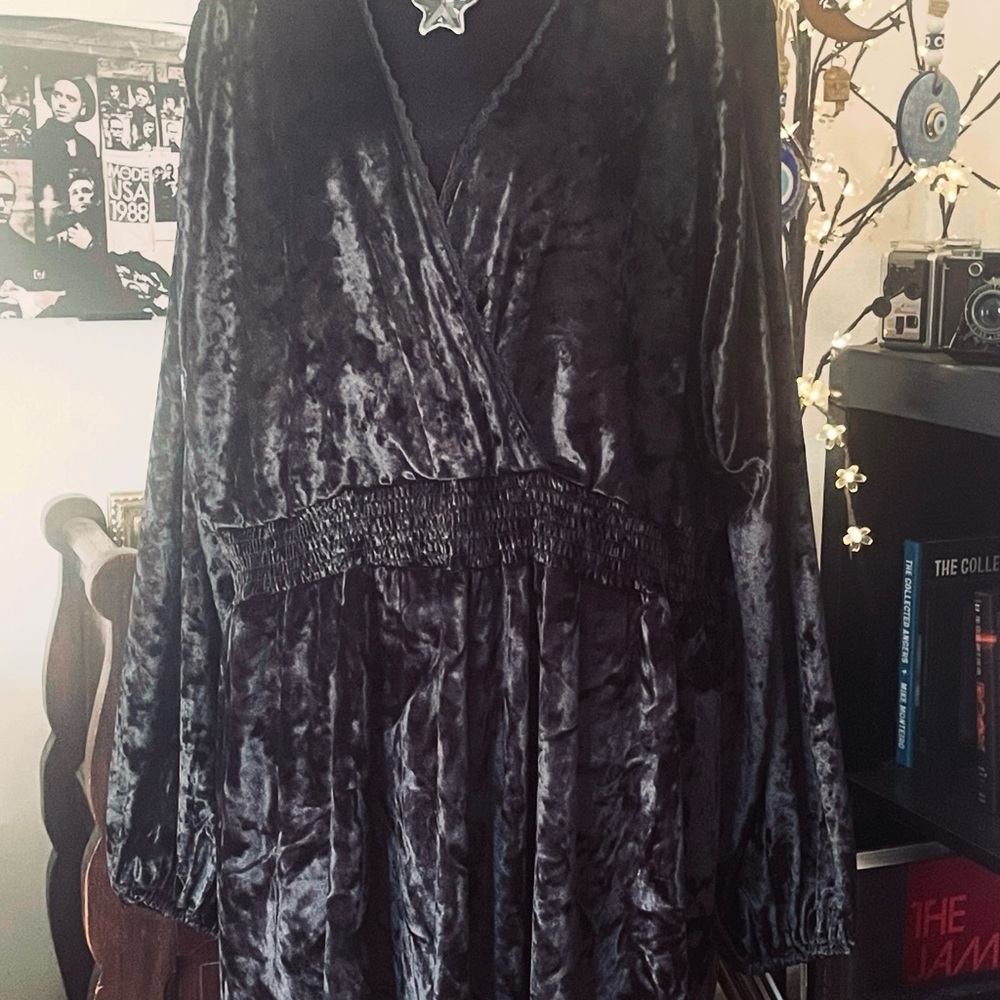 Gothic Black Crushed Velvet Long Sleeve Plus Size Dress -  size 2X or 18/20